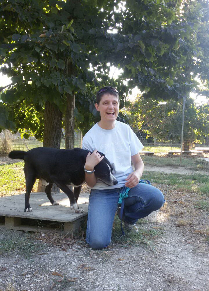 Patrizia Sacco insieme a un cane all'aperto durante una sessione di educazione cinofila